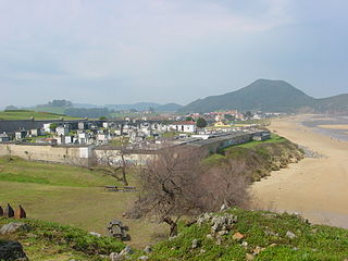 El cementerio visto desde el monte. A la derecha la playa de Berria. A la izquierda la tapia del penal del Dueso. Another view