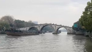 File:Cargoboat passthrough gongchen bridge.webm