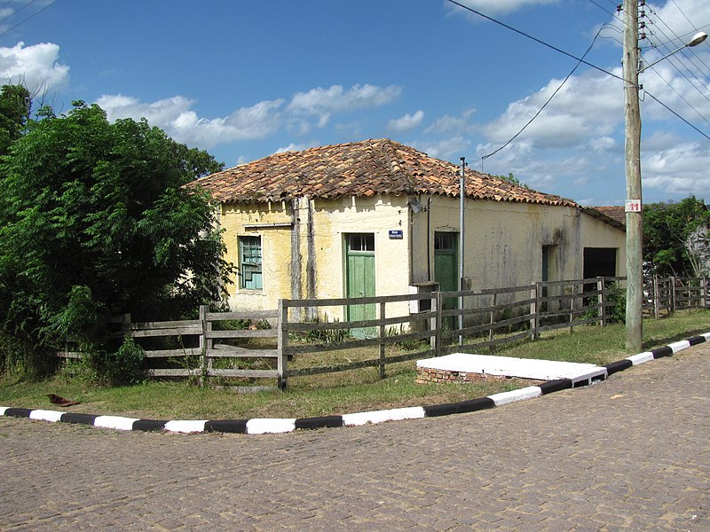 File:Casa antiga em Mariana Pimentel 02.jpg