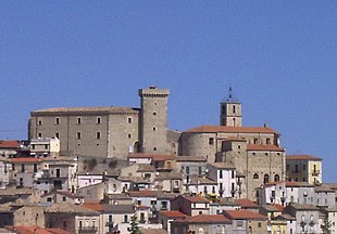 Veduta del castello e della chiesa di Santa Maria Maggiore