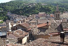 Vista dal castello dei tetti delle case del borgo.