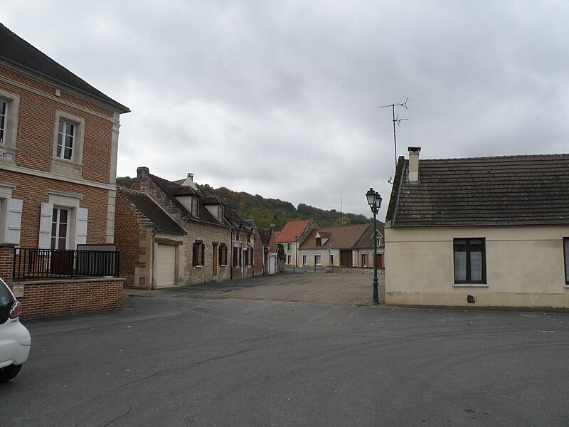 File:Catenoy place mairie.JPG