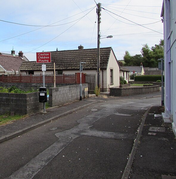 File:Caution Children Playing sign, Water Street, Ferryside - geograph.org.uk - 4558840.jpg