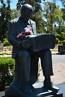 Monumento a «Pichuco» en el cementerio de la Chacarita. Escultura de Juan Carlos Ferraro.