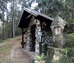 Jeskynní (Lurdská) kaple na konci křížové cesty