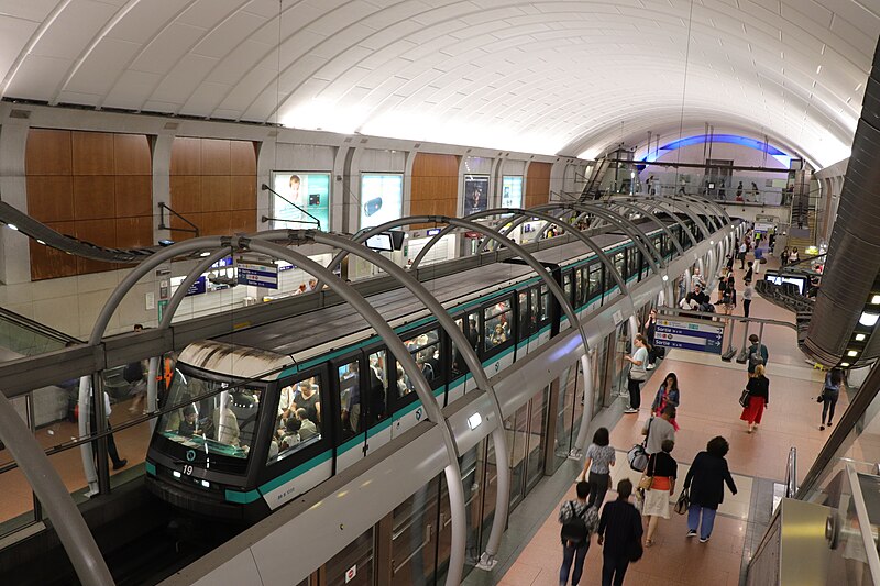 File:Châtelet (Paris métro ligne 14) MP 89 CA 19.jpg