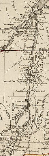 Kartet er orientert med nord til toppen.  Den nedre delen av kartet viser Saratoga, New York og Fort Edward, ved Hudson River.  Det er røde markører som viser posisjonen til John Burgoynes hær nær Saratoga på tidspunktet for overgivelsen i 1777. En linje med fjell vises til høyre for Hudson, som strekker seg nordover, men bøyer seg til slutt av kartet mot øst.  Nord for Fort Edward ligger Fort George, i den sørlige enden av Lake George, og Skenesborough, nær den sørlige enden av Lake Champlain.  Omtrent en tredjedel av veien opp på kartet går Lake George sammen med Champlain, og Fort Ticonderoga vises på nordvestsiden av krysset, med Fort Crown Point litt lenger nord.  Lake Champlain strekker seg mot nord og er oversådd med øyer.  Det er en rød linje som markerer grensen mellom New York og Quebec, og den øvre tredjedelen av kartet viser Richelieu-elven som strekker seg nordover for å møte Saint Lawrence-elven ved Sorel, med Montreal sørvest for det punktet.  Fort Saint John og Fort Chambly er til venstre for Richelieu, omtrent halvveis mellom grenselinjen og Montreal.