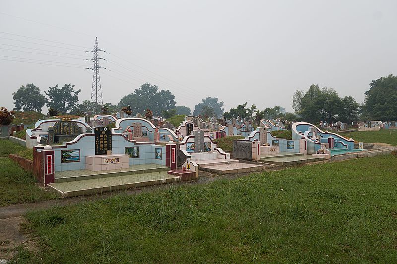 File:Chinese graveyard in Borneo (29720525506).jpg