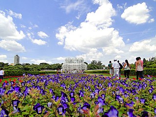Flower beds and the Casa de Vaso in the Royal Gardens