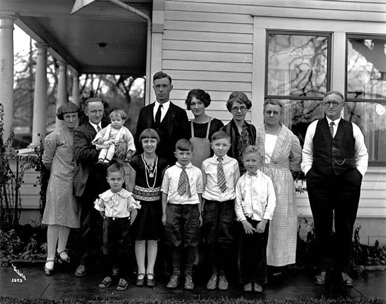 File:Cleveland family, ca 1927 (PICKETT 1247).jpg