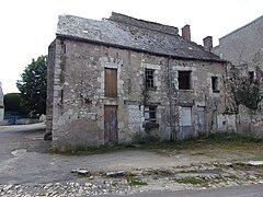 Fotografía en color de una hilera de puertas en un edificio abandonado.