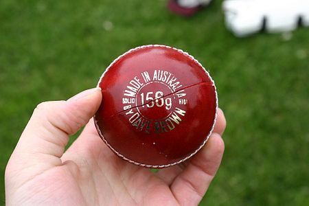 ไฟล์:Cricket-ball-red-madeinaustralia.jpg