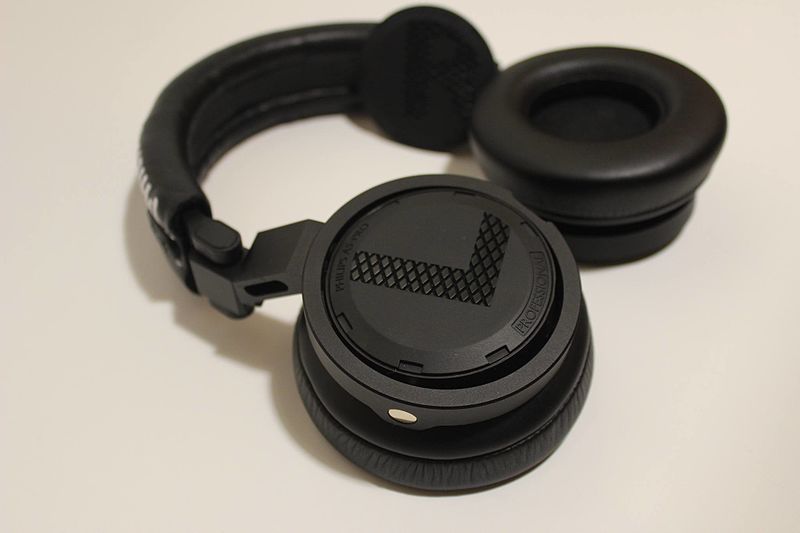 File:DJ headphones by Philips A5-PRO.jpg