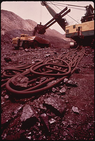 File:DRAGLINE USED INSTRIP MINING AT THE "NAVAJO MINE" IN NORTHERN ARIZONA - NARA - 544165.jpg