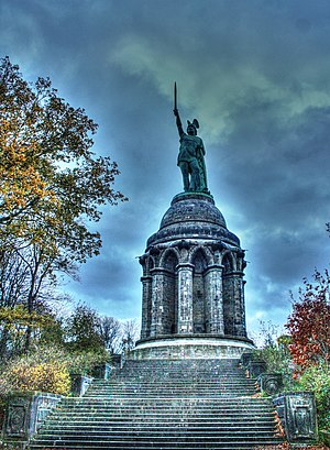 Das Hermannsdenkmal ist eine Kolossalstatue in der Nähe von Hiddesen südwestlich von Detmold in Nordrhein-Westfalen - panoramio.jpg