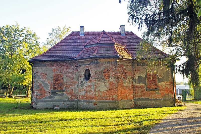 File:Dawna kostnica i dom grabarza cmentarza Zakładu dla Umysłowo i Nerwowo Chorych w Kobierzynie.jpg