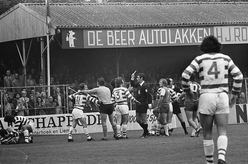 File:De Graafschap tegen Feyenoord 5-7, scheidsrechter Corver geeft gele kaart, Bestanddeelnr 926-7339.jpg