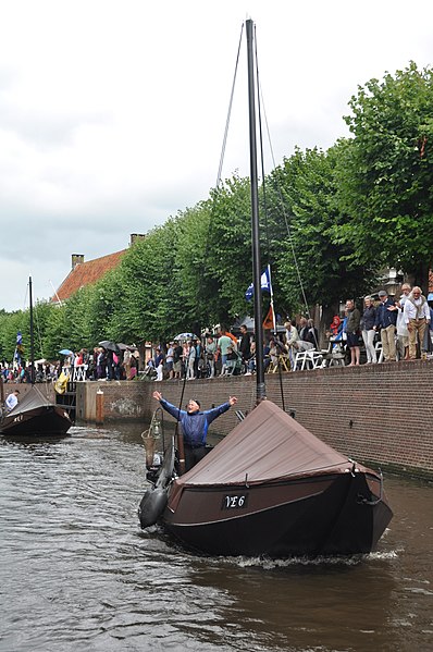 File:De VE6 vaart Hasselt uit na Hassailt 2017 (03).JPG