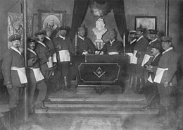 fekete-fehér fotó egyenruhás német szabadkőművesekkel egy francia templomban 1914 és 1918 között.