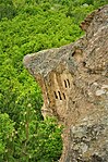 Трапецовидни ниши изсечени в скалните масиви под село Дойранци. Общият брой на изсечените ниши е 20.[74]