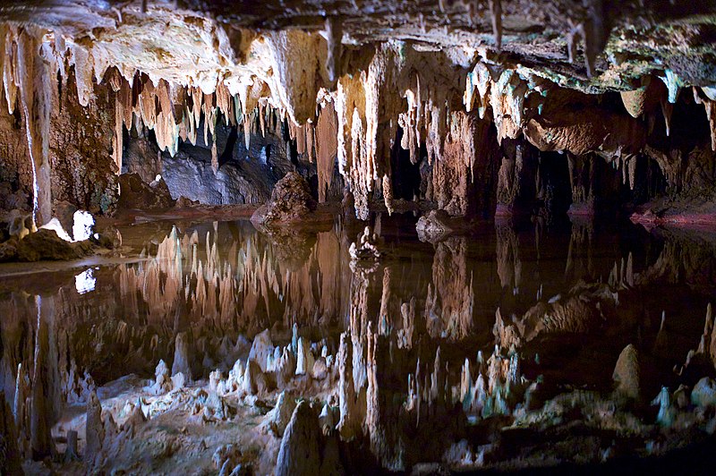 File:Dream Lake at Luray Caverns 3.jpg