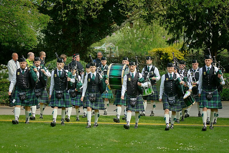 File:Dresden Pipes & Drums.jpg