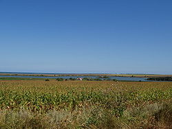 Изглед към Дуранкулашкото езеро, зад него се вижда Черно море