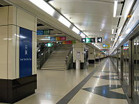 Станция East Tsim Sha Tsui[en] в Гонконгском метрополитене с самым длинным в мире установленным комплектом платформенных раздвижных дверей.