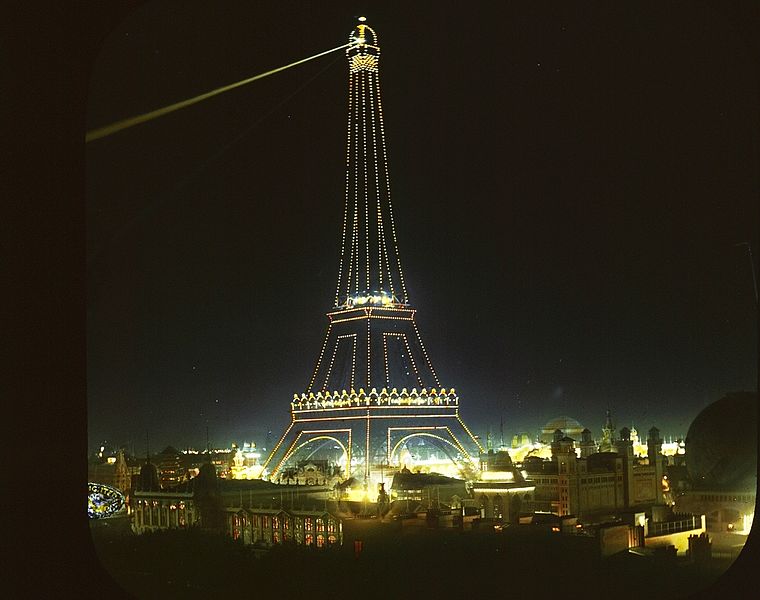 File:Eiffel Tower in 1900.jpg