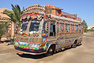Nach pakistanischer Art dekorierter Bus in el-Guna, Ägypten