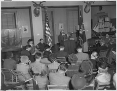 אלינור רוזוולט (יושבת בצד שמאל) בעת אירוע בספרייה, 1950