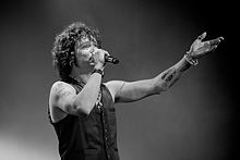 Enrique Bunbury performing in 2010