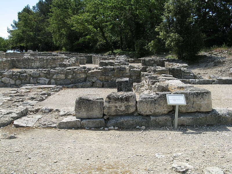 File:Entremont - fortification wall 1 tower from NW (2007).jpg