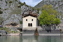 Eremo di San Domenico e il lago omonimo