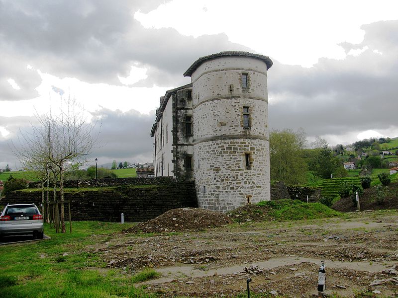 File:Espelette - Chateau mairie vue de la tour médiévale.JPG