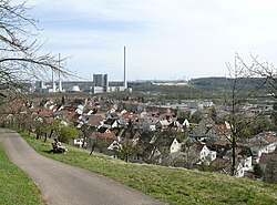 Zell aus nordwestlicher Sicht; im Hintergrund das Kraftwerk Altbach/Deizisau