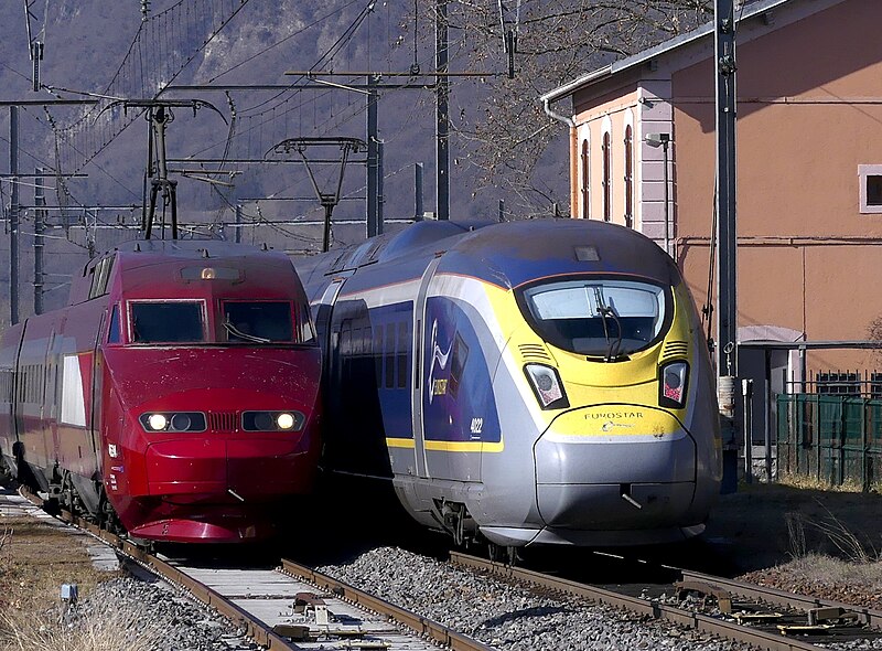 File:Eurostar red and blue.JPG