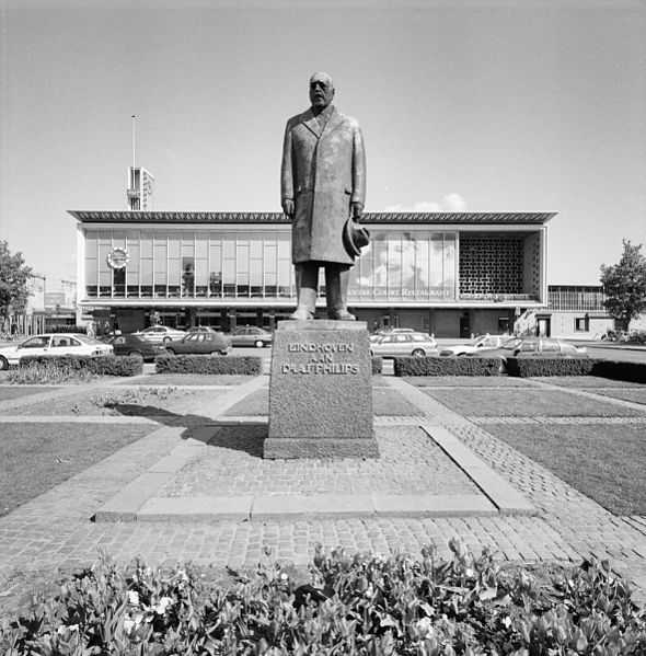 File:Exterieur STANDBEELD DR. A.F. PHILIPS (OSWALD WENCKEBACH, 1950) VOOR HET STATIONSGEBOUW, OVERZICHT - Eindhoven - 20372848 - RCE.jpg