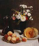 アンリ・ファンタン＝ラトゥール 『カラフ、花、果物のある静物画』（1865年）