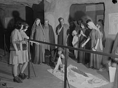 Deux sœurs au musée historique canadien en 1946 contemplent une mise en scène représentant une mise au tombeau chez les premiers chrétiens.