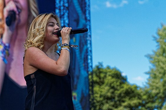 Louane en concert lors du festival des Vieilles charrues le 17 juillet 2016.