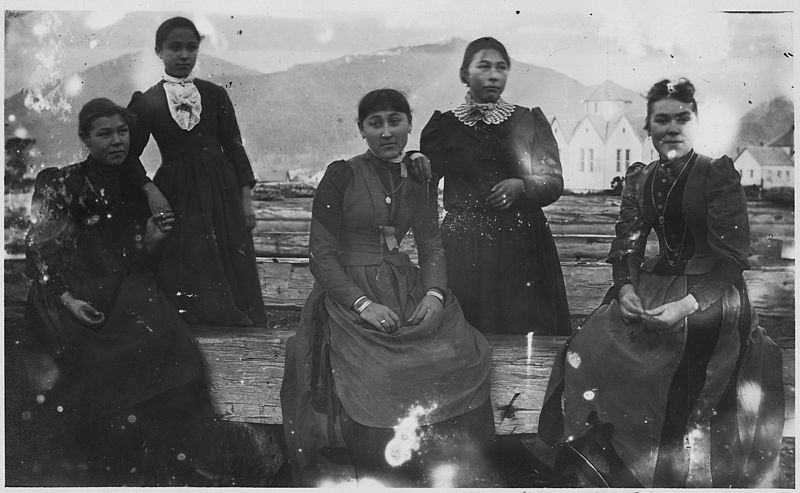 File:Five young Indian women. Unidentified. - NARA - 297574.jpg