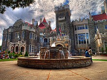 Le château Casa Loma surplombe des escarpements au sud de la ville.