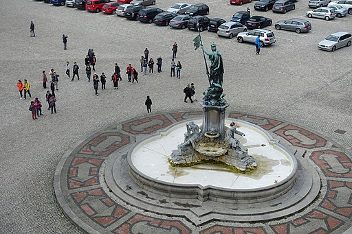 Frankoniabrunnen auf dem Residenzplatz vor der Würzburger Residenz (UNESCO-Weltkulturerbe), Germany