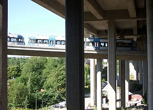 Tvärbanan kör in under Skanstullsbron.