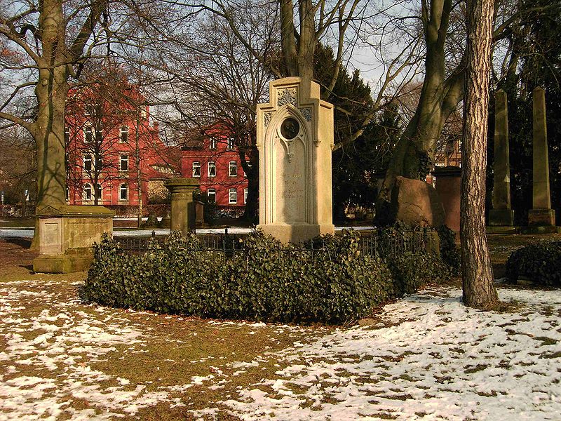 File:Göttingen-Grave.of.Gauß.06.jpg