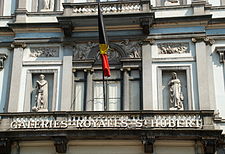 Serlienne en façade de la Galerie de la Reine à Bruxelles.