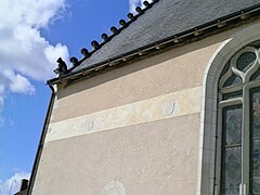 Blick auf einen Fries an einer Wand, geschmückt mit ehemals gemalten Wappen