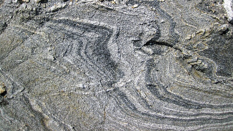 File:Gneiss (Archean; Ennis Lake North roadcut, Madison County, Montana, USA) 10 (31653984278).jpg