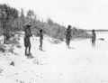 Gossar leka med leksaksbolas på stranden av Pilcomayo. Bolivianska Chaco. Rio Pilcomayo, Gran Chaco - SMVK - 004764.tif